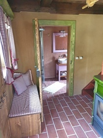 Roubenka s baz�nem - hrad Bezd�z a hrad Houska