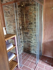 Roubenka s baz�nem - hrad Bezd�z a hrad Houska