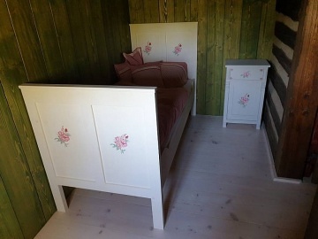 Roubenka s baz�nem - hrad Bezd�z a hrad Houska