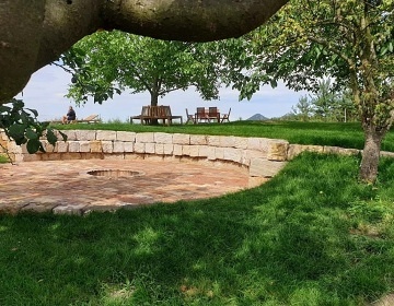 Roubenka s baz�nem - hrad Bezd�z a hrad Houska