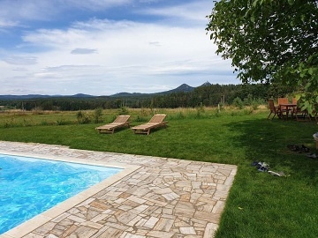 Roubenka s baz�nem - hrad Bezd�z a hrad Houska