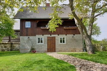 Roubenka s baz�nem - hrad Bezd�z a hrad Houska