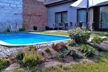 Chalupa s baz�nem a vinn� sklep - ji�n� Morava