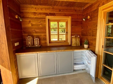 Roubenka a koupac� jez�rko s wellness - Mon�nec