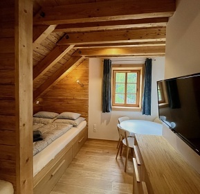 Roubenka a koupac� jez�rko s wellness - Mon�nec