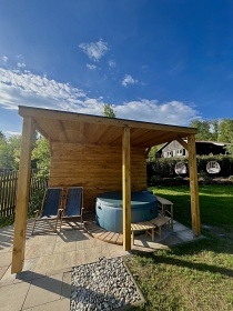 Roubenka a koupac� jez�rko s wellness - Mon�nec