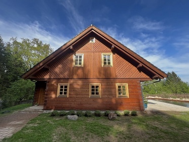 Roubenka a koupac� jez�rko s wellness - Mon�nec