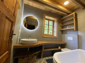 Roubenka a koupac� jez�rko s wellness - Mon�nec