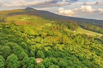 Glamping v korun�ch strom� - v�hled na Je�t�d