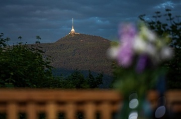 Glamping v korun�ch strom� - v�hled na Je�t�d