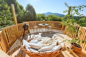 Glamping v korun�ch strom� - v�hled na Je�t�d