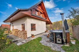 Nov objekt: Chata s koupacm sudem - CHKO Bl Karpaty 1M-218