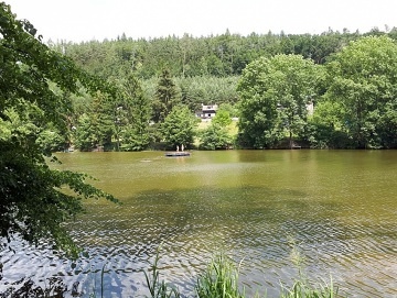 Chalupa s baz�nem - u hradu Kost - �esk� r�j