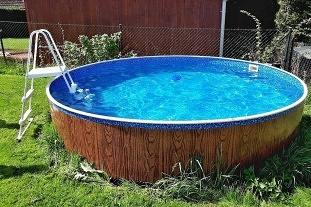 Chalupa s baz�nem - u hradu Kost - �esk� r�j