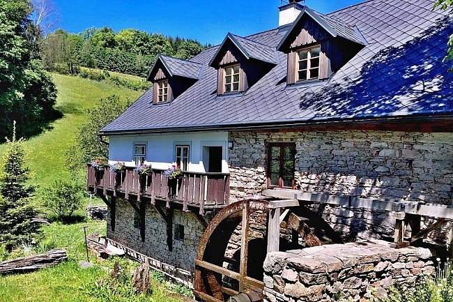 Chalupa s mlýnem a vířivkou - Zemská brána