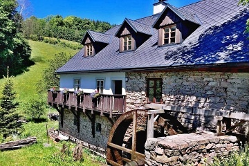 Chalupa s mlýnem a vířivkou - Zemská brána