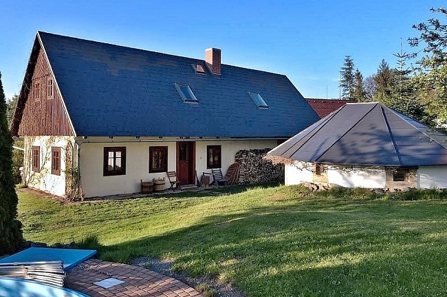 Polorouben� chalupa s baz�nem - Orlick� hory