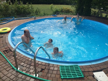 Polorouben� chalupa s baz�nem - Orlick� hory