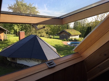 Polorouben� chalupa s baz�nem - Orlick� hory