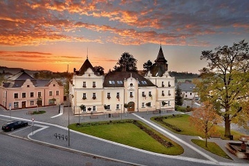 Chalupa s baz�nem - hrad Lipnice nad S�zavou