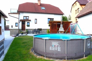 Nov� objekt: Chalupa s baz�nem - hrad Lipnice nad S�zavou