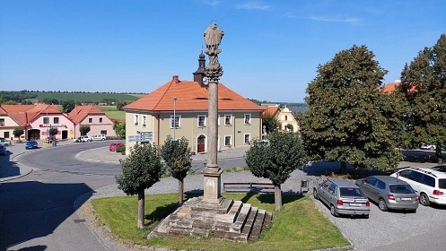 Chalupa s baz�nem - Toulovcovy Ma�tale