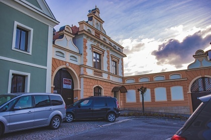 Chalupa s baz�nem - Toulovcovy Ma�tale