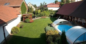 Chalupa s baz�nem - Toulovcovy Ma�tale