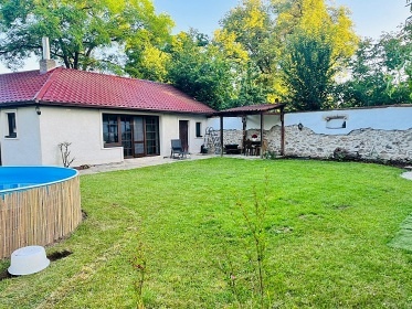 Jiho�esk� chalupa s baz�nem - u �eky Ne��rka