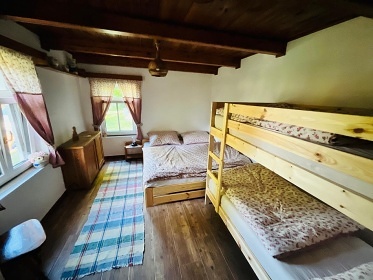 Jiho�esk� chalupa s baz�nem - u �eky Ne��rka