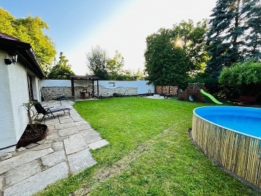 Jiho�esk� chalupa s baz�nem - u �eky Ne��rka