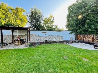 Jiho�esk� chalupa s baz�nem - u �eky Ne��rka