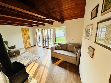 Jiho�esk� chalupa s baz�nem - u �eky Ne��rka