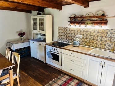 Jiho�esk� chalupa s baz�nem - u �eky Ne��rka