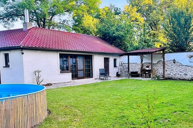 Jihočeská chalupa s bazénem - u řeky Nežárka