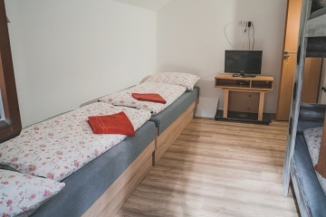 Chalupa a vinn� sklep Hustope�sko - Nov� Ml�ny