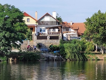 Chata a vinný sklep u přehrady Nové Mlýny - Pálava