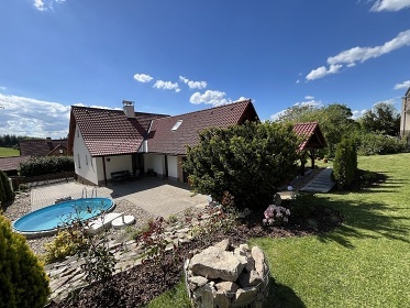 Wellness chalupa s baz�nem - hrad Per�tejn