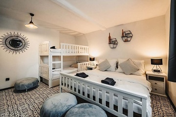 Rodinn� chalupa - z�mek �erven� Lhota - T�borsko