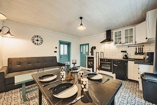 Rodinn� chalupa - z�mek �erven� Lhota - T�borsko