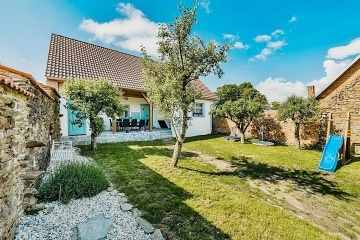 Rodinn� chalupa - z�mek �erven� Lhota - T�borsko