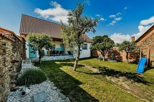 Rodinn� chalupa - z�mek �erven� Lhota - T�borsko