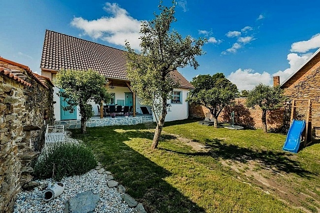 Rodinn� chalupa - z�mek �erven� Lhota - T�borsko