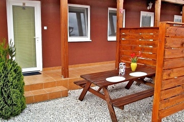 Chata s apartm�ny - term�ln� koupali�t� Vada�