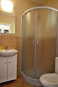 Chata s apartm�ny - term�ln� koupali�t� Vada�