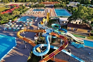 Chata s apartm�ny - term�ln� koupali�t� Vada�