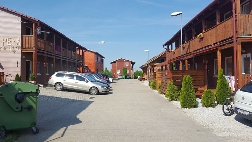 Chata s apartm�ny - term�ln� koupali�t� Vada�