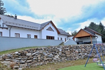 Chalupa s bazénem - Šumava - hrad Kašperk