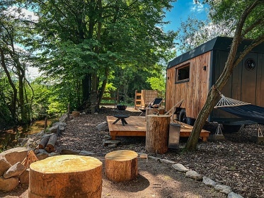 Maringotka u potoka Pulpit - glamping Hudice