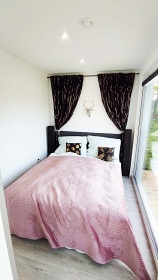 Tiny House Black Swallow - glamping Hostkovice